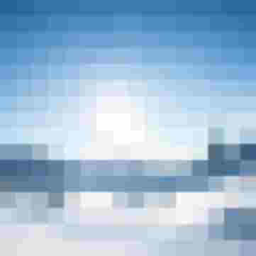 Skilift vor verschneiten Bergen unter strahlender Sonne in Tirol