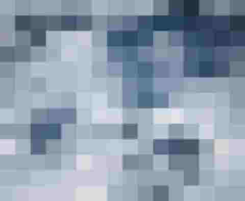 Verschneites Skigebiet mit Skipisten und Liften in den Bergen