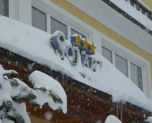 Solaria Eingang im Schnee